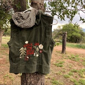 A rare find- embroidered corduroy vest 🌿🌱🌲